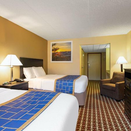 Days Inn By Wyndham Hillsborough Exterior photo