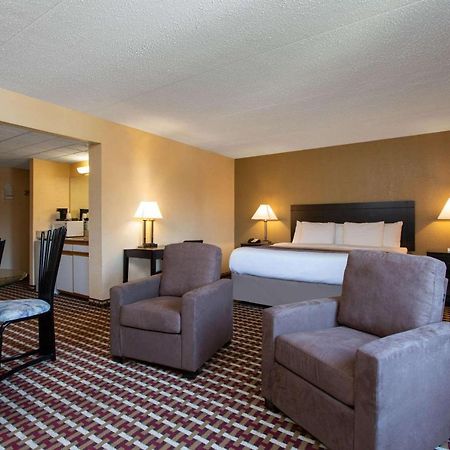 Days Inn By Wyndham Hillsborough Exterior photo
