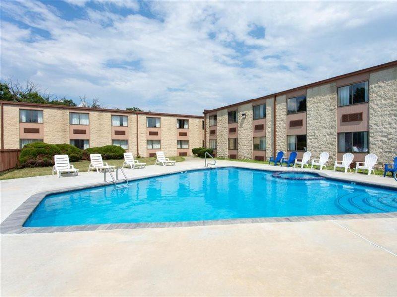 Days Inn By Wyndham Hillsborough Exterior photo