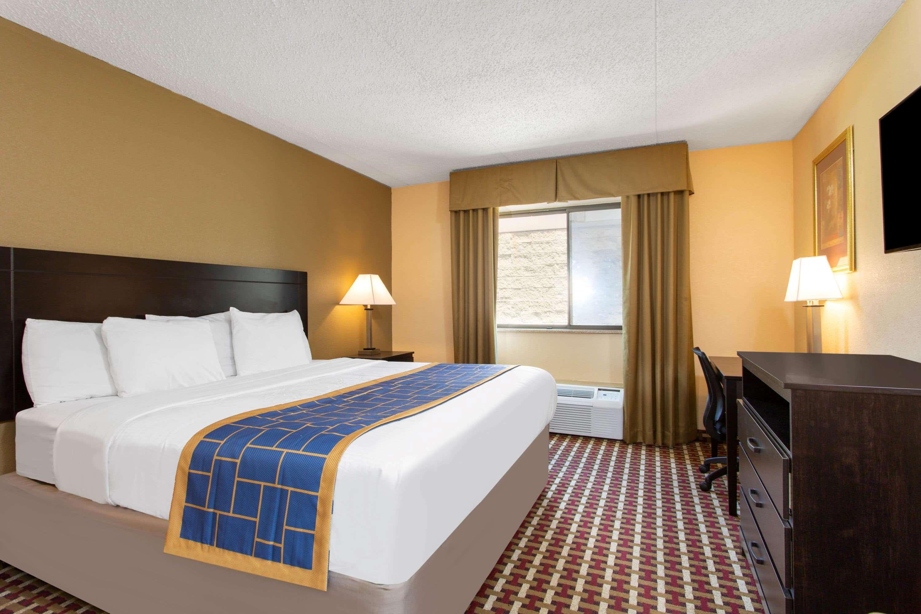 Days Inn By Wyndham Hillsborough Exterior photo