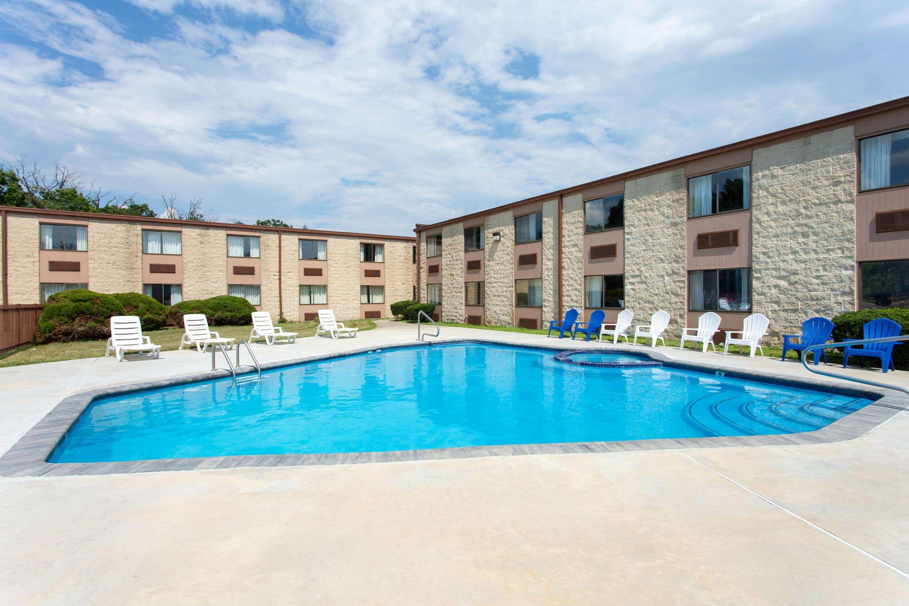 Days Inn By Wyndham Hillsborough Exterior photo