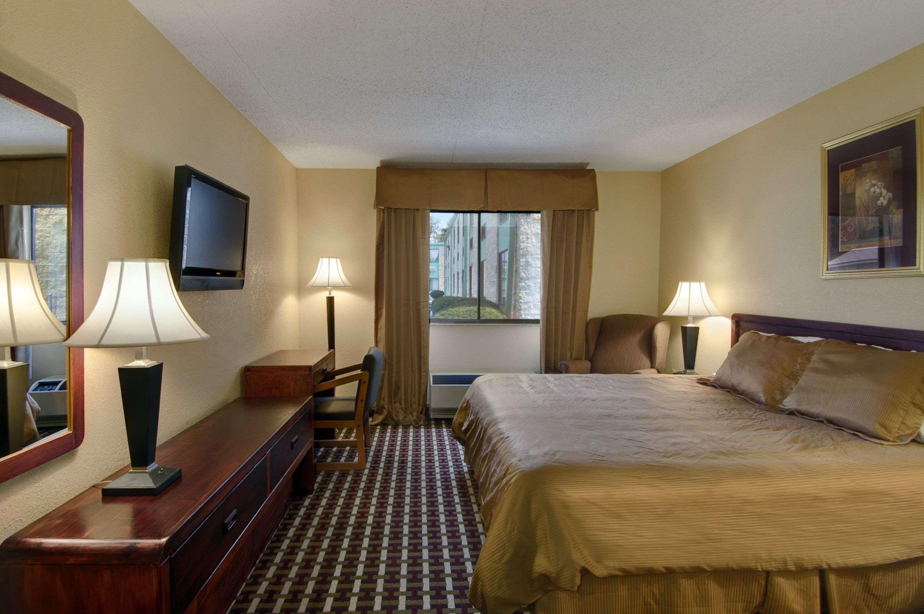 Days Inn By Wyndham Hillsborough Exterior photo