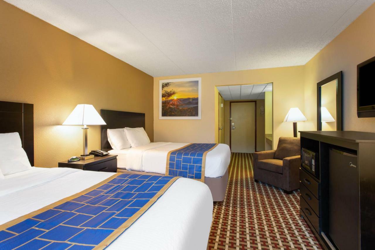 Days Inn By Wyndham Hillsborough Exterior photo